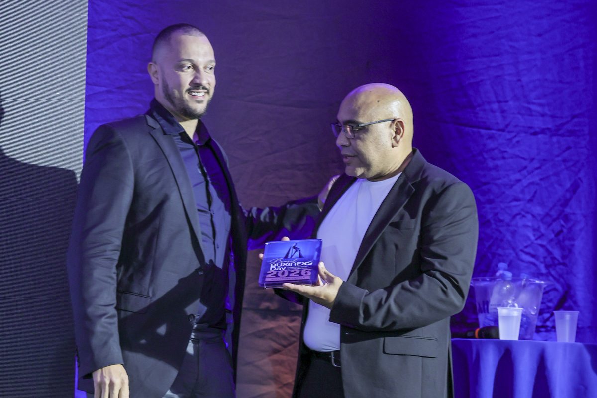 Alexandre Careca recebe de João Alves a placa do Brasil Business Day 2026